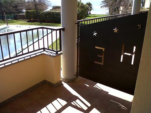 uma varanda com uma escada e vista para um quintal em Hotel Eden Sul Lago em Bolsena