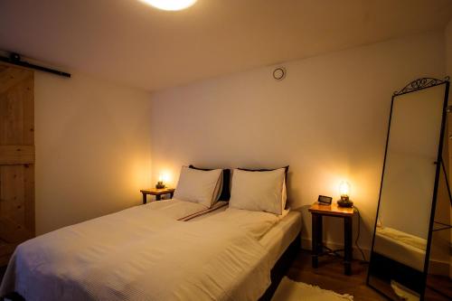 Een bed of bedden in een kamer bij Prachtig gerenoveerd bakhuis EneRené