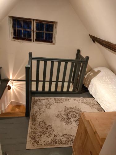 - une chambre mansardée avec des lits superposés dans l'établissement Le Calme à la source, à Bréchamps