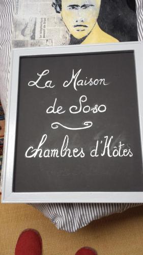 una pizarra con una señal que dice que una misión daña los avisos en La Maison de Soso, en Chambon-le-Château