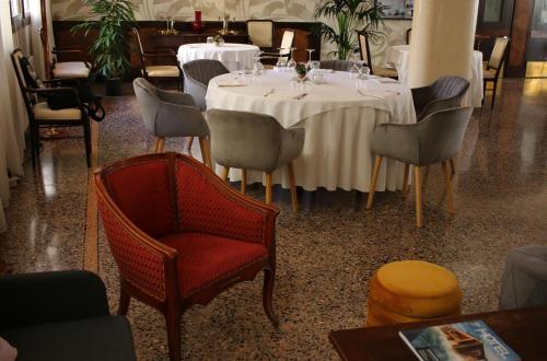 Een restaurant of ander eetgelegenheid bij Villa Regina Margherita