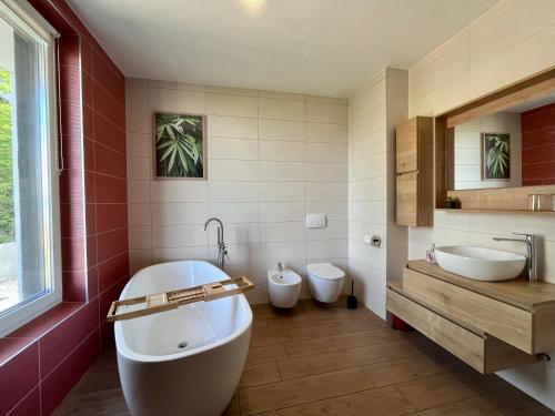 Ένα μπάνιο στο Villa Zara Bella Vista