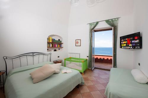 コンカ・デイ・マリーニにあるIl Sogno di Concaのベッドルーム1室(ベッド2台付)が備わり、海の景色を望めます。