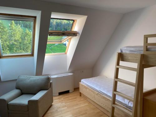 マリボルにあるPohorje Fox duplex apartmentのベッド1台、椅子、はしごが備わる客室です。