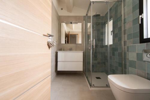 La salle de bains est pourvue de toilettes et d'une douche en verre. dans l'établissement MAISON LAVANDE du MAS LOU CAPY, à Salon-de-Provence