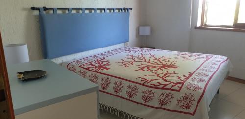 a small bedroom with a bed and a table at Residenze Coda Cavallo in San Teodoro