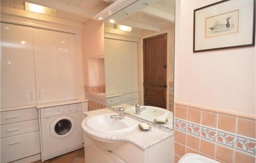Kupaonica u objektu Amazing Home In Castelnau-valence With 2 Bedrooms