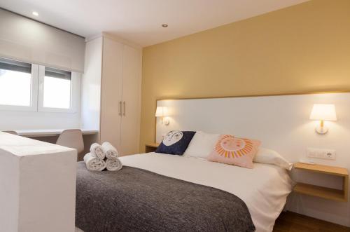een hotelkamer met een bed en een raam bij El Duplex de Barrocal in Cádiz
