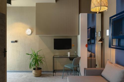 een woonkamer met een tafel en een televisie bij City Garage Studio - Lwowska 9 in Warschau