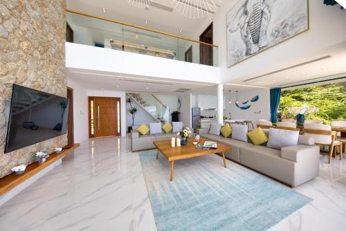 uma sala de estar com um sofá e uma mesa em Villa The Wave 2 Residence em Lamai