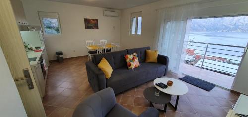 - un salon avec un canapé et une table dans l'établissement Ancora Prcanj, à Kotor