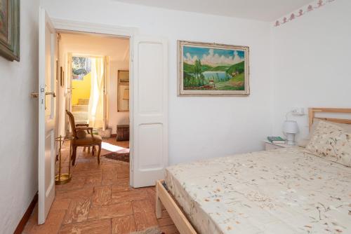 Cottage on the Lake by Holiday Solutions في ليتْسّينو: غرفة نوم بها سرير ولوحة على الحائط