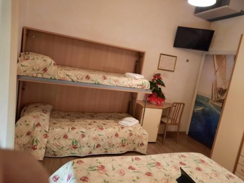 Ένα ή περισσότερα κρεβάτια σε δωμάτιο στο Hotel Losanna Cervia
