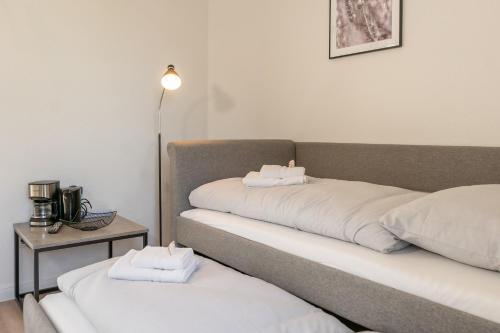 two beds sitting next to each other in a room at Landschaftliches Haus in Tönning