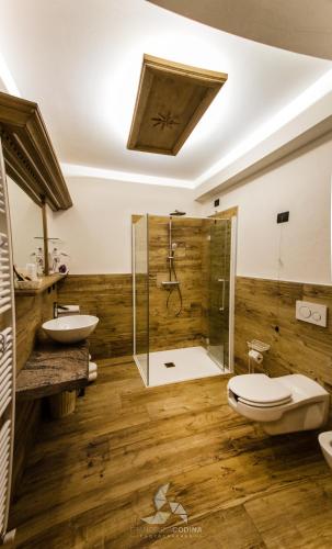 a bathroom with two sinks a toilet and a shower at Le Fontanacce b&b in Vezza dʼOglio
