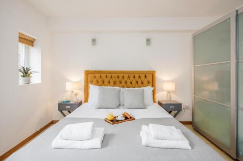 Säng eller sängar i ett rum på Central Holborn, lovely and bright apartment for 4