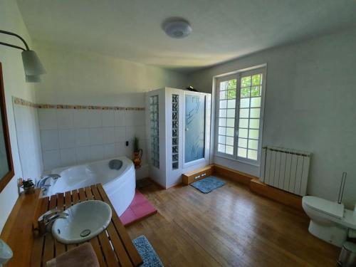 A bathroom at Propriété de campagne