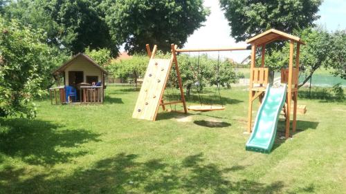 Dječje igralište u objektu B10 Dom LUX z Alpakami & Basen SPA