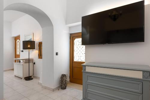 A Unique 3-4 bedrooms house in OLD TOWN