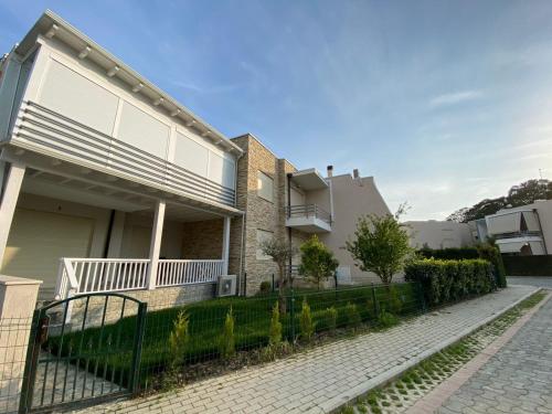 都拉斯Villa DOLCE VITA Lalzi Bay - Beach House的有栅栏的房子