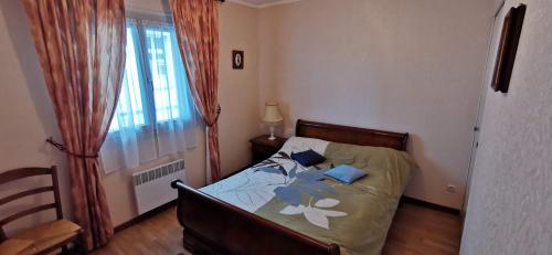 1 dormitorio con cama y ventana en Logement hyper centre Champagnole (jura) en Champagnole