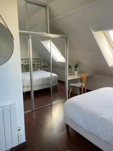 - une chambre avec un lit et une table avec un lit dans l'établissement Cottage Les Palmiers, à Houlgate