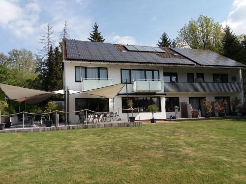 ein Haus mit Sonnenkollektoren auf dem Dach in der Unterkunft Hotel Garni Waldsegler in Bad Sachsa