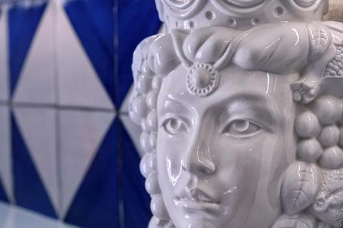 a statue of a woman with a crown on her head at Lo Scoglio della Formica B&B in Capo dʼOrlando