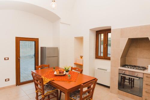 a kitchen with a table with a bowl of fruit on it at La Casetta Antica in Noci