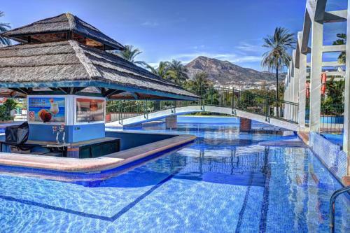 una piscina en un complejo con cenador en Apartamentos BENALBEACH, en Benalmádena