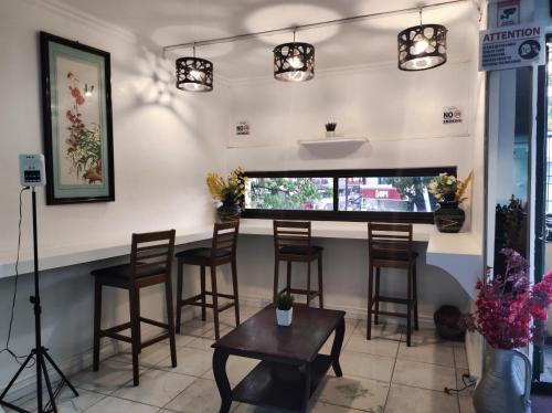 um bar com bancos e uma mesa num quarto em Parkview Hotel em Cagayan de Oro
