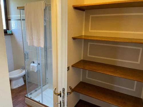 a bathroom with a shower and a toilet at Country House Le Case Coloniche in Deruta