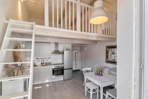 cocina y comedor con cama elevada en Domačija Pri Momi, en Križevci