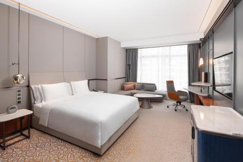 Ένα ή περισσότερα κρεβάτια σε δωμάτιο στο Crowne Plaza Qingdao Jinshui by IHG
