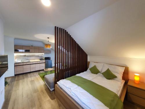 Un pat sau paturi într-o cameră la Réteskert vendégház és apartman
