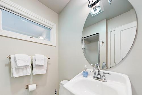 a bathroom with a sink and a mirror at Jewell Dreams in Santa Rosa