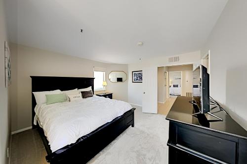 Un dormitorio con una cama grande y un televisor. en Imperial Beach Club Unit 303 Oceanfront condo, direct beach access, pool, hot tub, & private balcony, en Imperial Beach