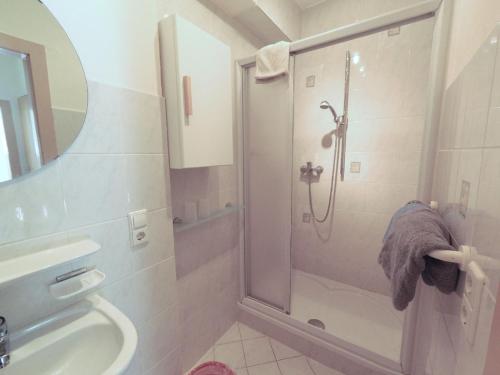 uma casa de banho com um chuveiro e um lavatório. em HERRNMÜHLE - Pension & Ferienwohnungen em Rothenburg ob der Tauber