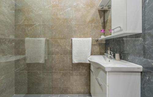 uma casa de banho com um lavatório e um chuveiro em Roberto rooms em Porec