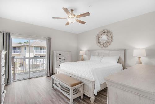 Ένα ή περισσότερα κρεβάτια σε δωμάτιο στο Sandpiper Cove 4114