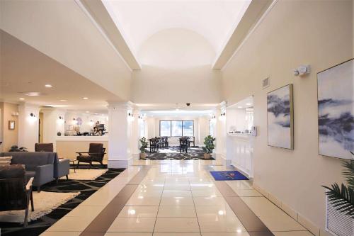 a large living room with a large ceiling at Baymont by Wyndham Jackson/Ridgeland in Jackson