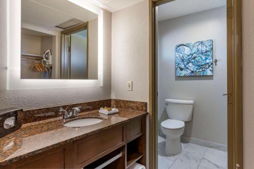 Ванная комната в The Encinitan Hotel & Suites