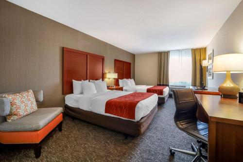 Habitación de hotel con 2 camas y escritorio en Comfort Inn Humboldt Bay - Eureka, en Eureka