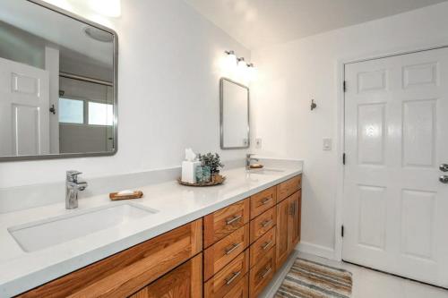 a bathroom with a sink and a mirror at Venice Delight in Los Angeles