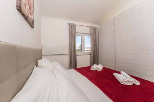 - une chambre avec un lit et 2 serviettes dans l'établissement VILLA BIANCA - villa with a swimming pool, à Privlaka