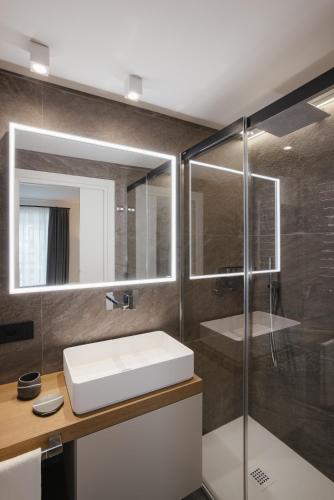Bilik mandi di The Grey Lodge at Bosco Verde