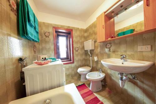 ein Bad mit einem Waschbecken und einem WC in der Unterkunft Appartamenti Valeria 1 in Livigno
