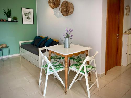 - un salon avec une table et des chaises dans l'établissement Borgo Casinello, à Marina di Pisticci