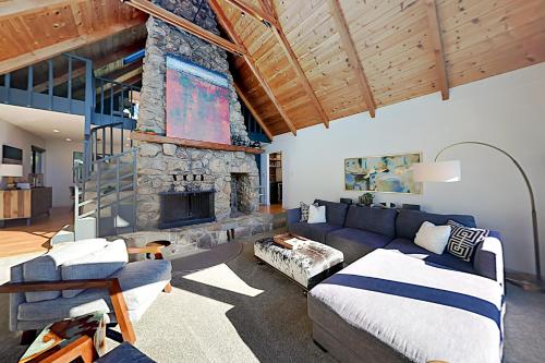 ein Wohnzimmer mit einem Sofa und einem Steinkamin in der Unterkunft Lawndale Manor in Kenwood