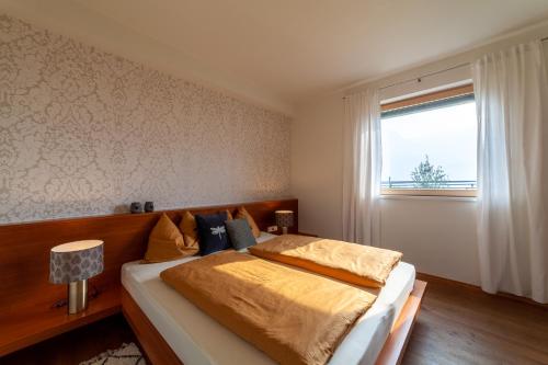 Un dormitorio con una cama grande y una ventana en Apartment Matthäus, en Cermes